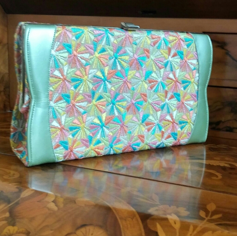 *Vintage* green pearl leather handstiched clutch